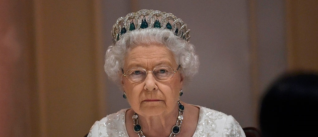 QUEEN ELIZABETH II OF GREAT BRITAIN ATTENDS BANQUET AT CORINTHIA PALACE HOTEL